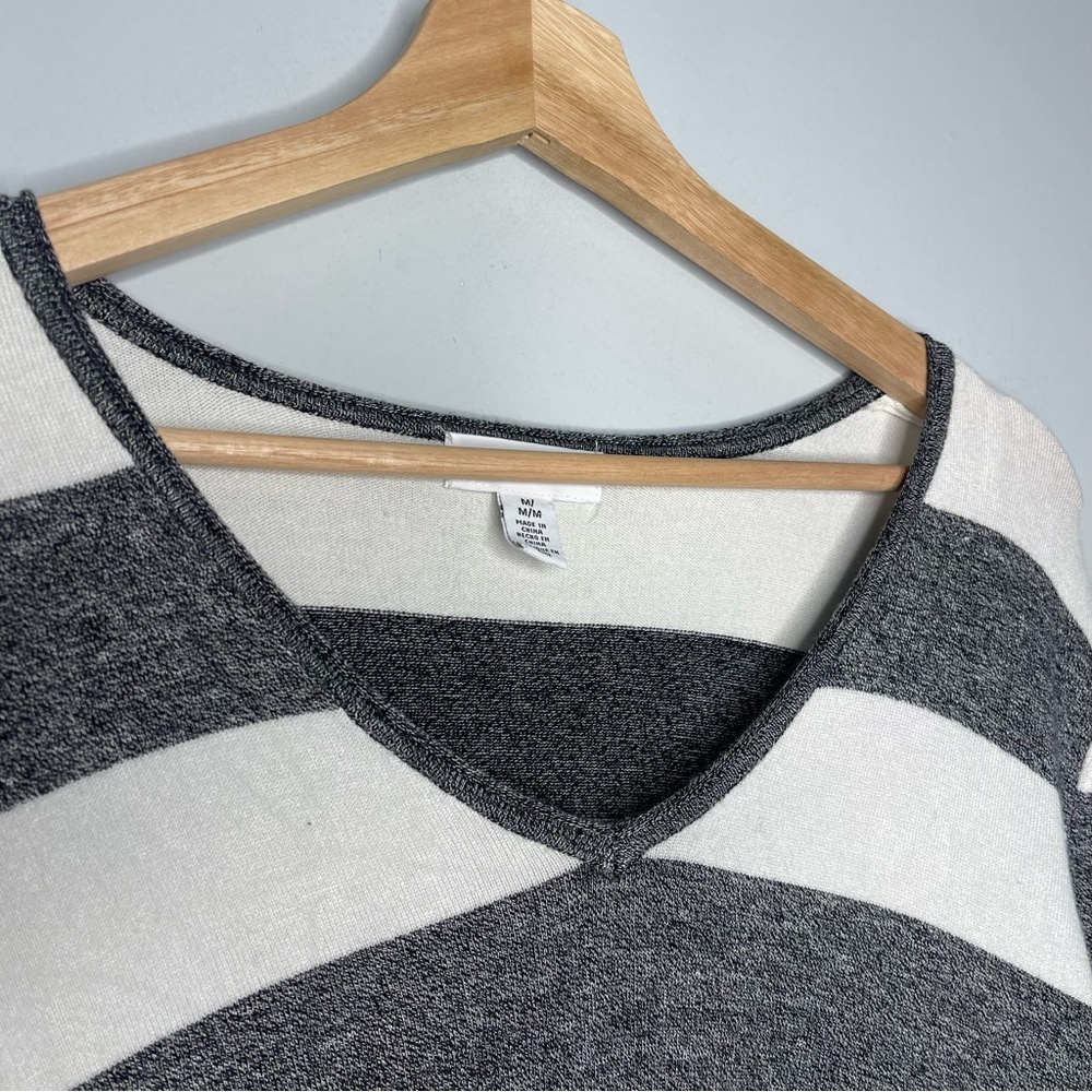 Calvin Klein Striped V-Neck Sweater (Medium) - Picture 5 of 7